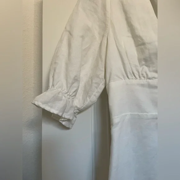 Chic White Mini Dress with Puff Sleeves - Picture 4 of 6